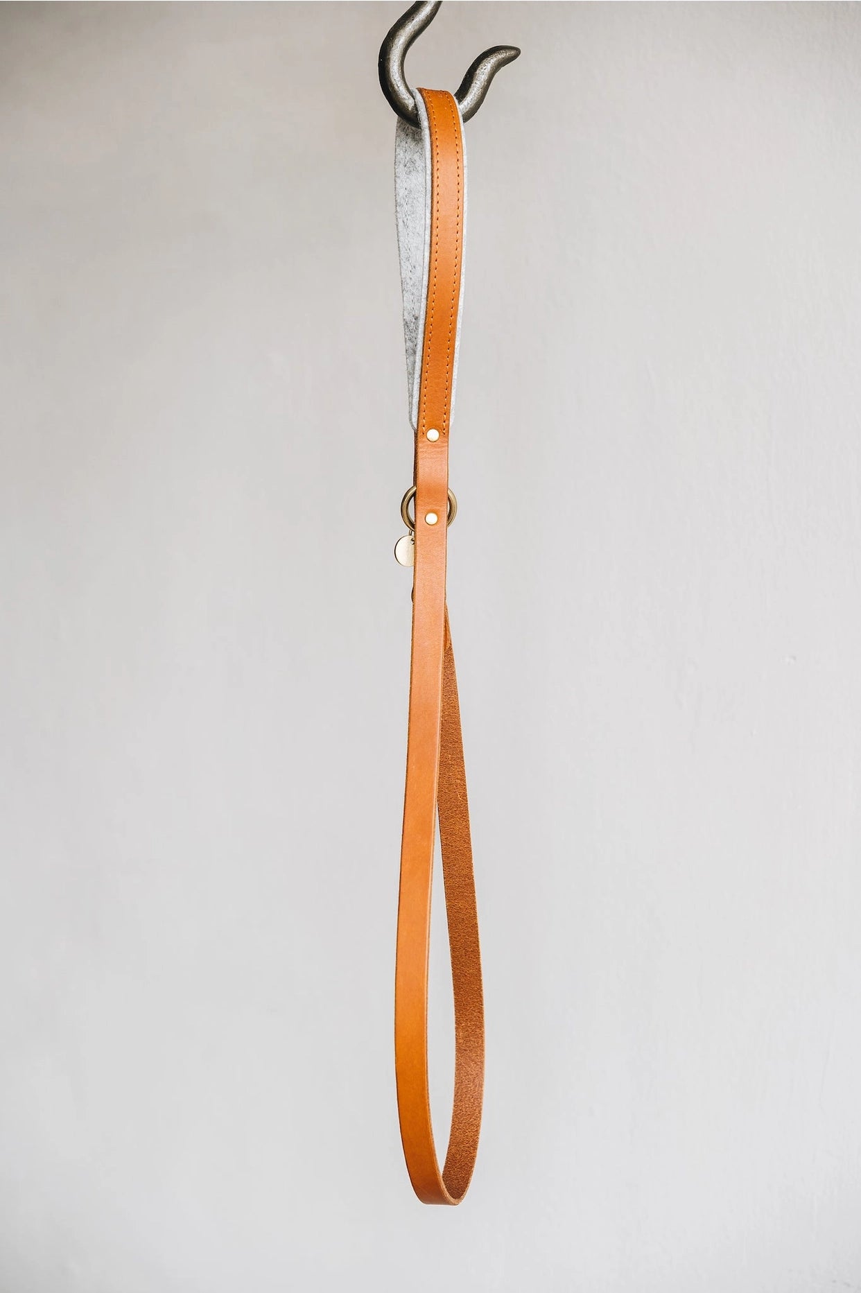 Kurze kiefernfarbene Lederleine mit Filz