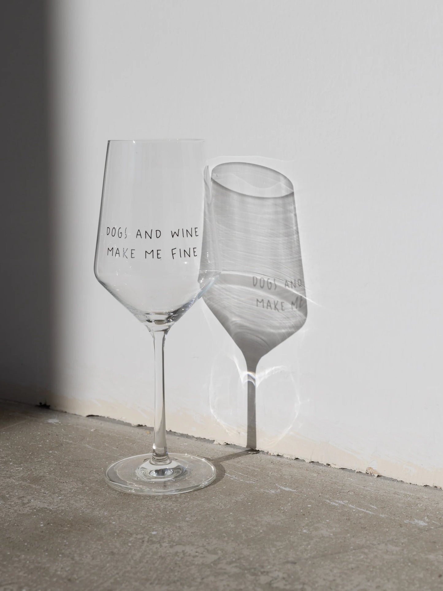 "DOGS AND WINE MAKE ME FINE" Weinglas 55