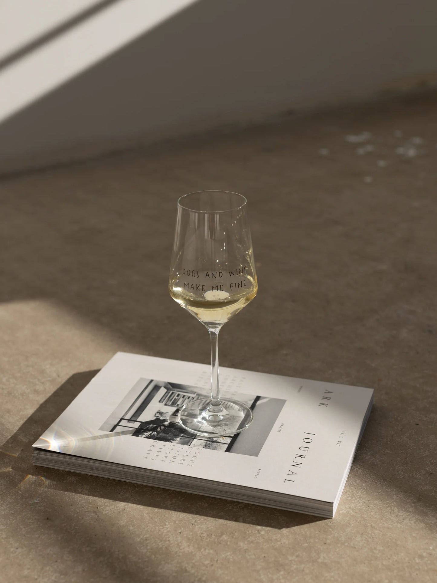 "DOGS AND WINE MAKE ME FINE" Weinglas 55