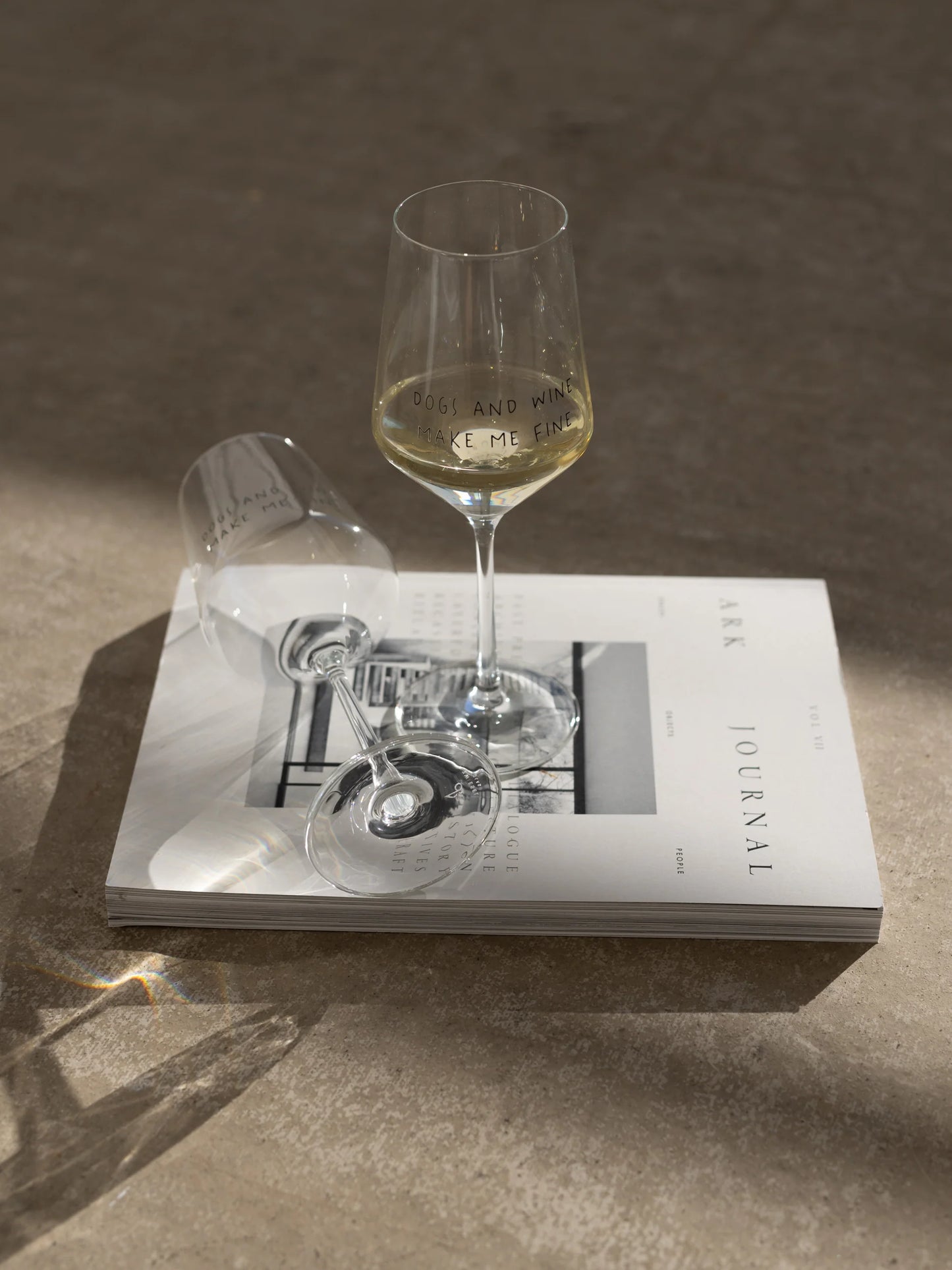 "DOGS AND WINE MAKE ME FINE" Weinglas 55