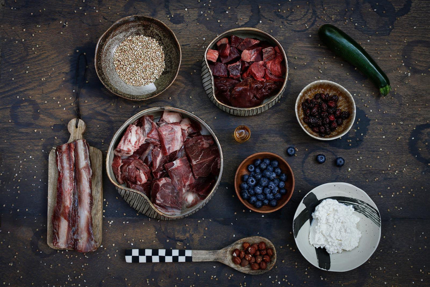 Nassfutter No5: Lamm. Buchweizen. Hüttenkäse. Beeren. Haselnuss