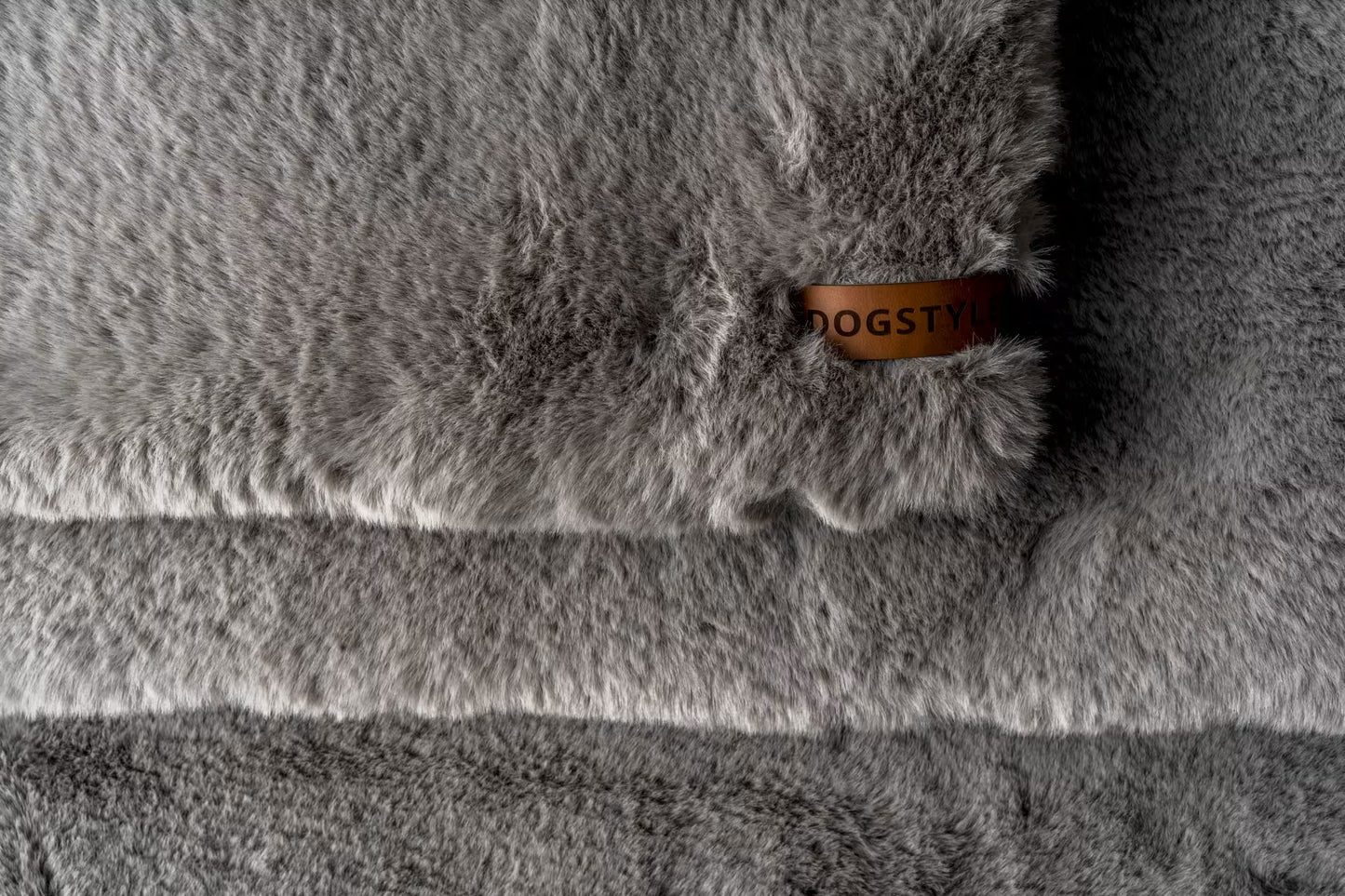 Plaid aus Velours und Kunstfell in taupe