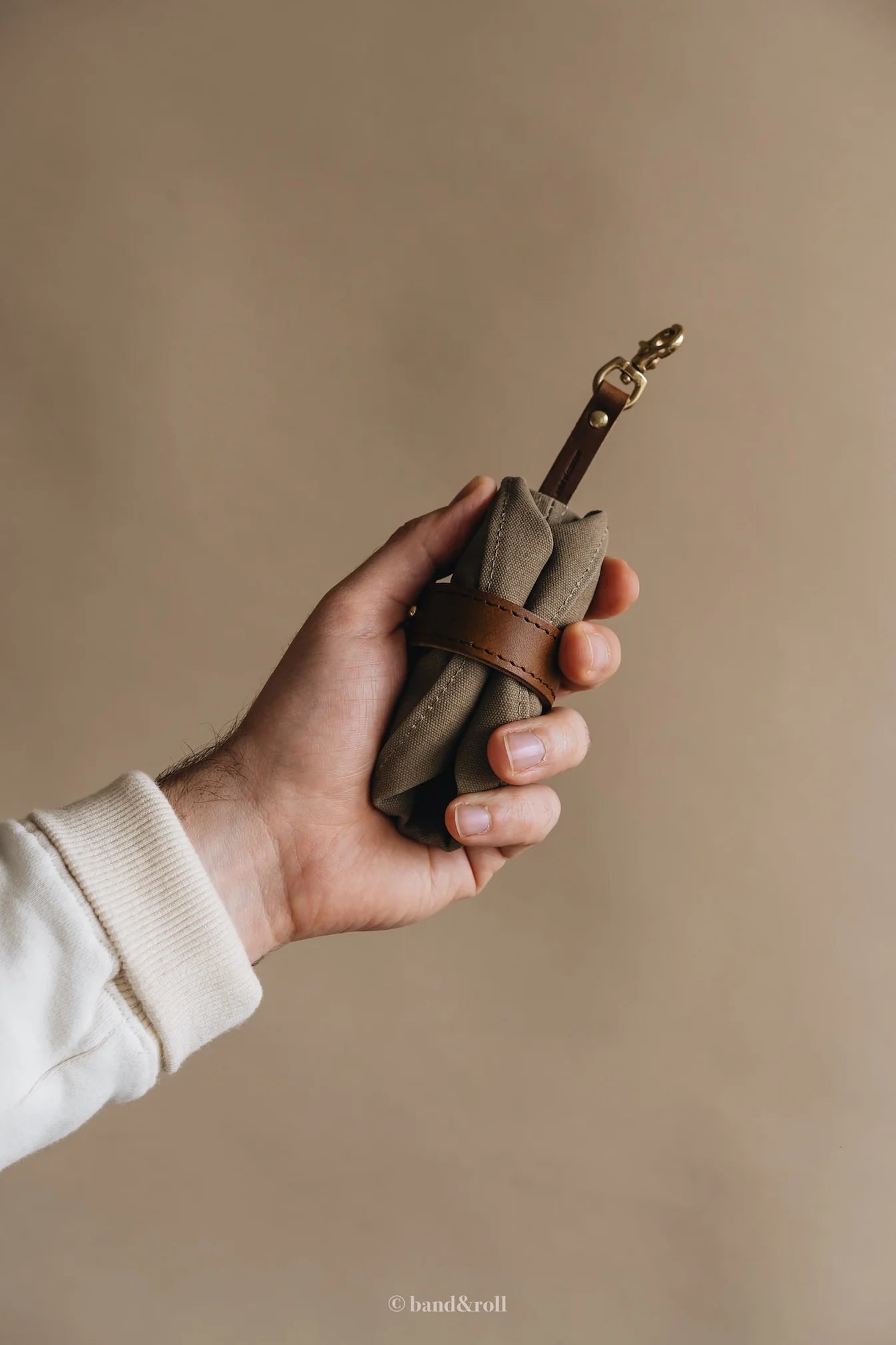 Faltbarer Reisenapf Melo in Dune Tan mit cognacfarbenem Leder