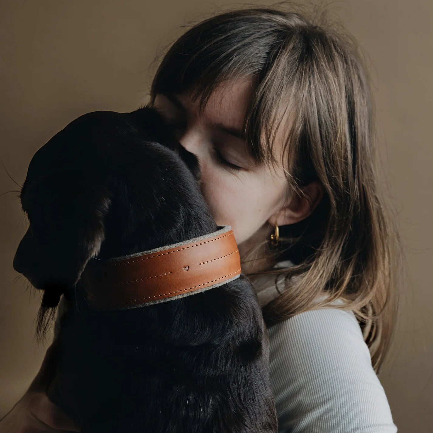 Halsband aus Leder und Wollfilz in kiefernbraun