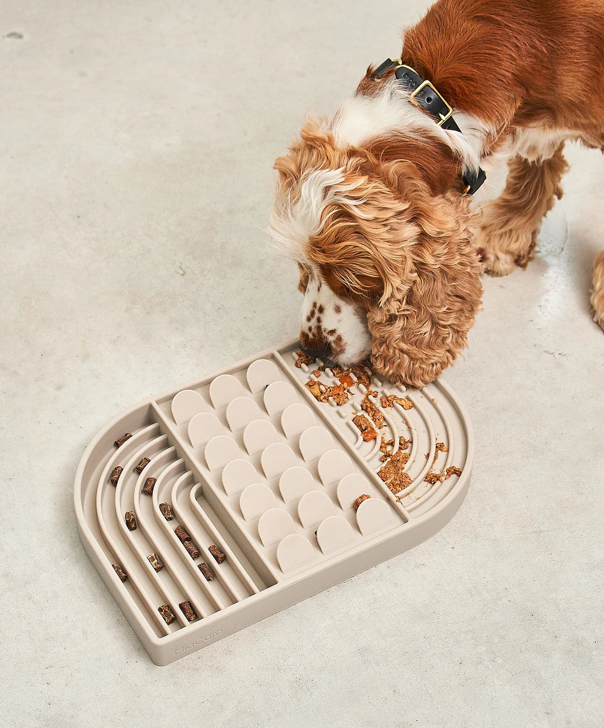 Aperitivo Beschäftigungsspielzeug in greige