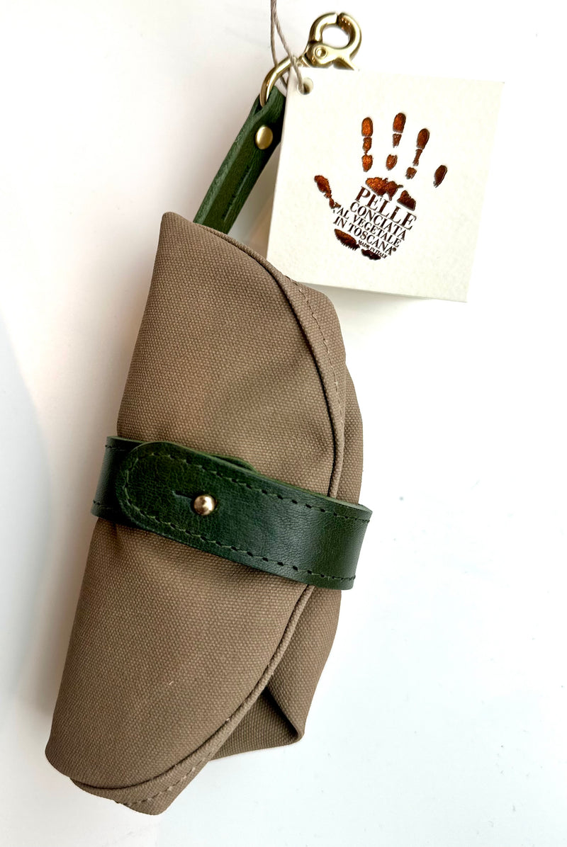 Faltbarer Reisenapf Melo in Dune Tan mit grünem Leder