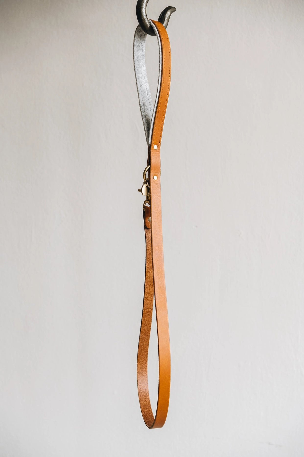 Kurze kiefernfarbene Lederleine mit Filz