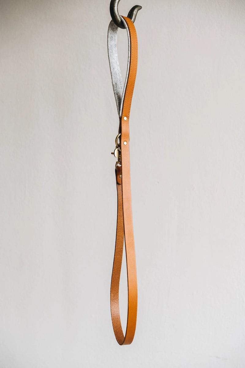 Kurze kiefernfarbene Lederleine mit Filz