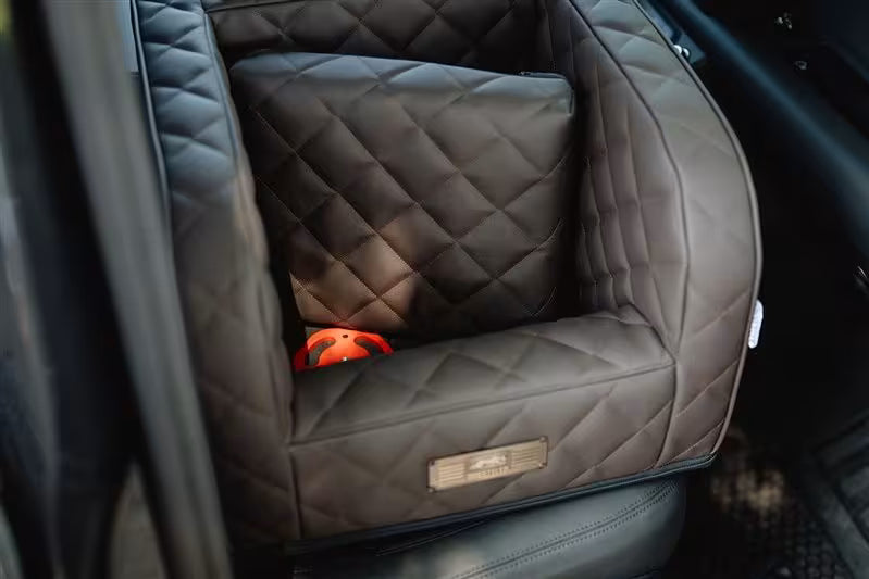 Excellent car seat - Italian in brown