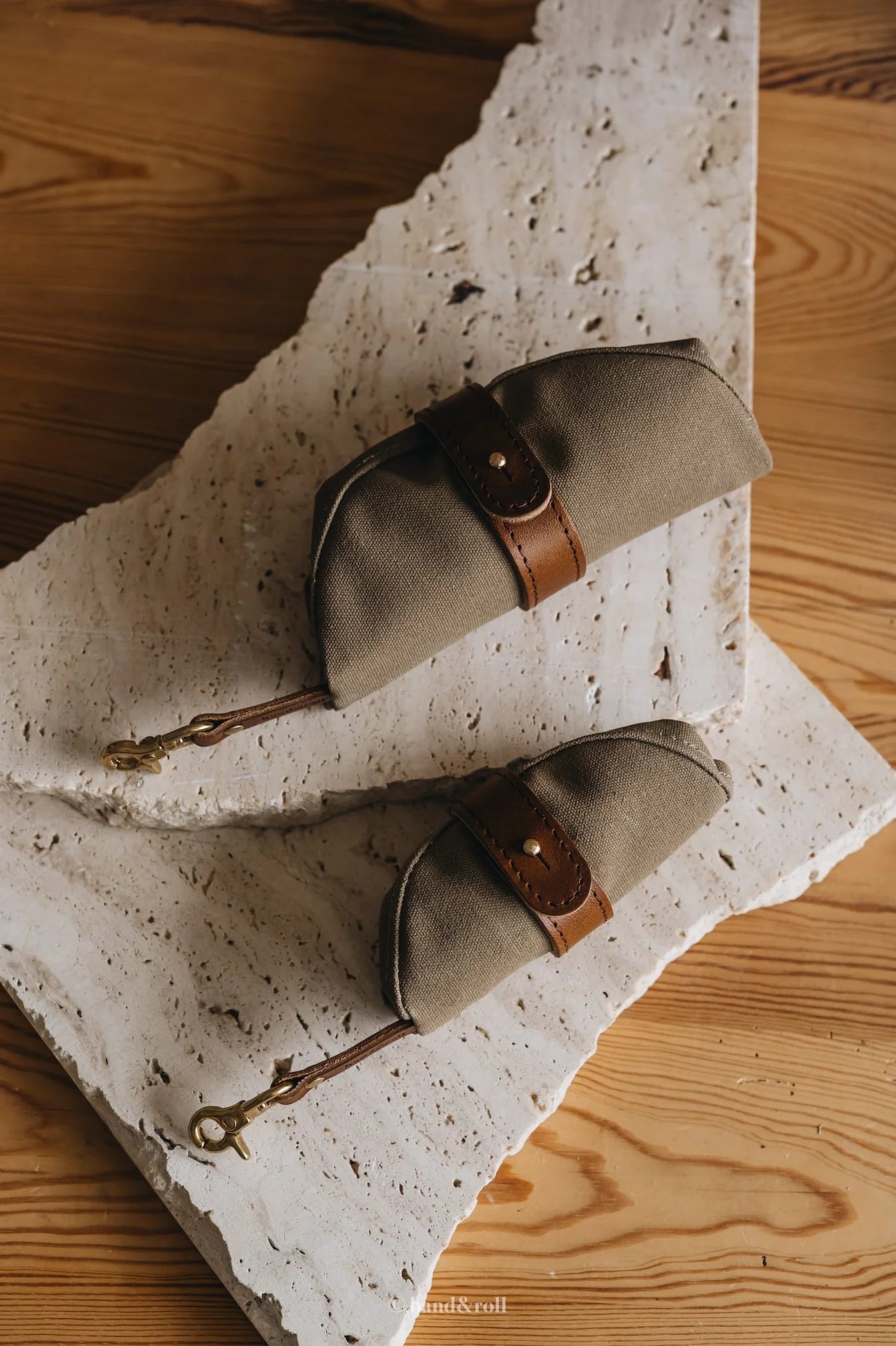 Faltbarer Reisenapf Melo in Dune Tan mit cognacfarbenem Leder