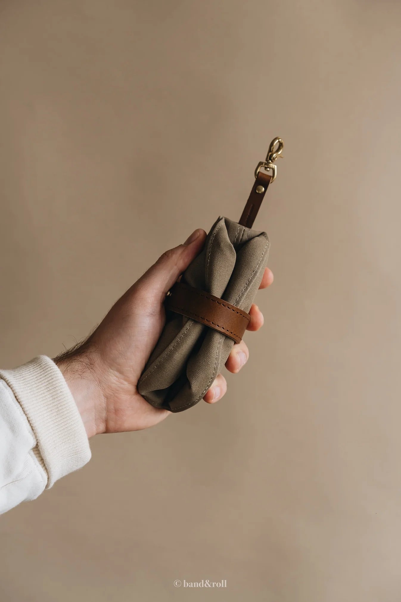Faltbarer Reisenapf Melo in Dune Tan mit cognacfarbenem Leder