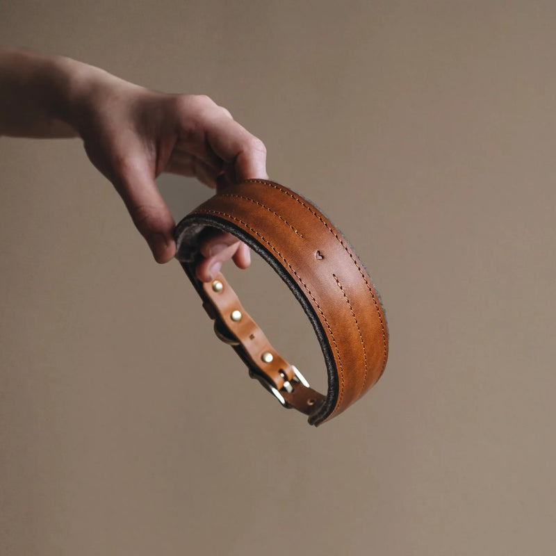 Halsband aus Leder und Wollfilz in kiefernbraun