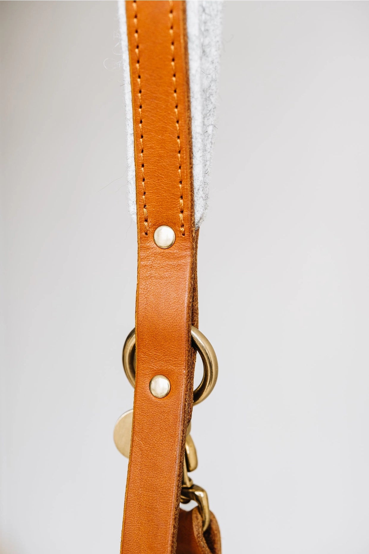 Kurze kiefernfarbene Lederleine mit Filz