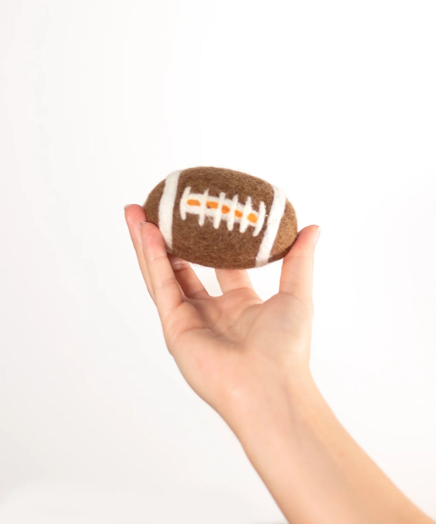 "Football" aus Schafwolle