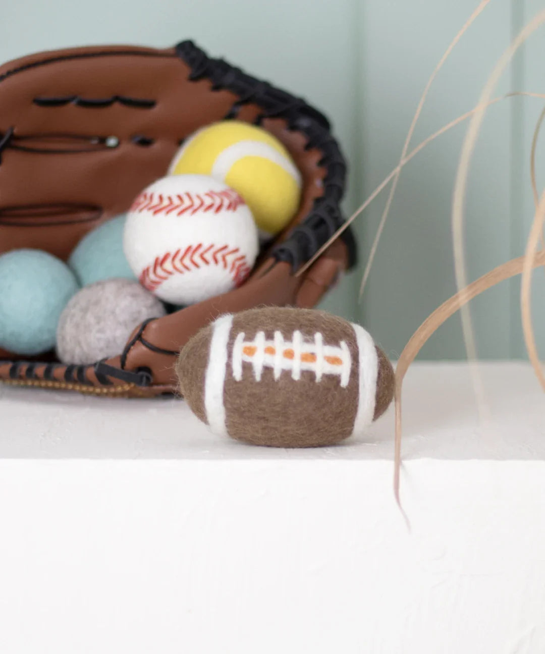 "Football" aus Schafwolle